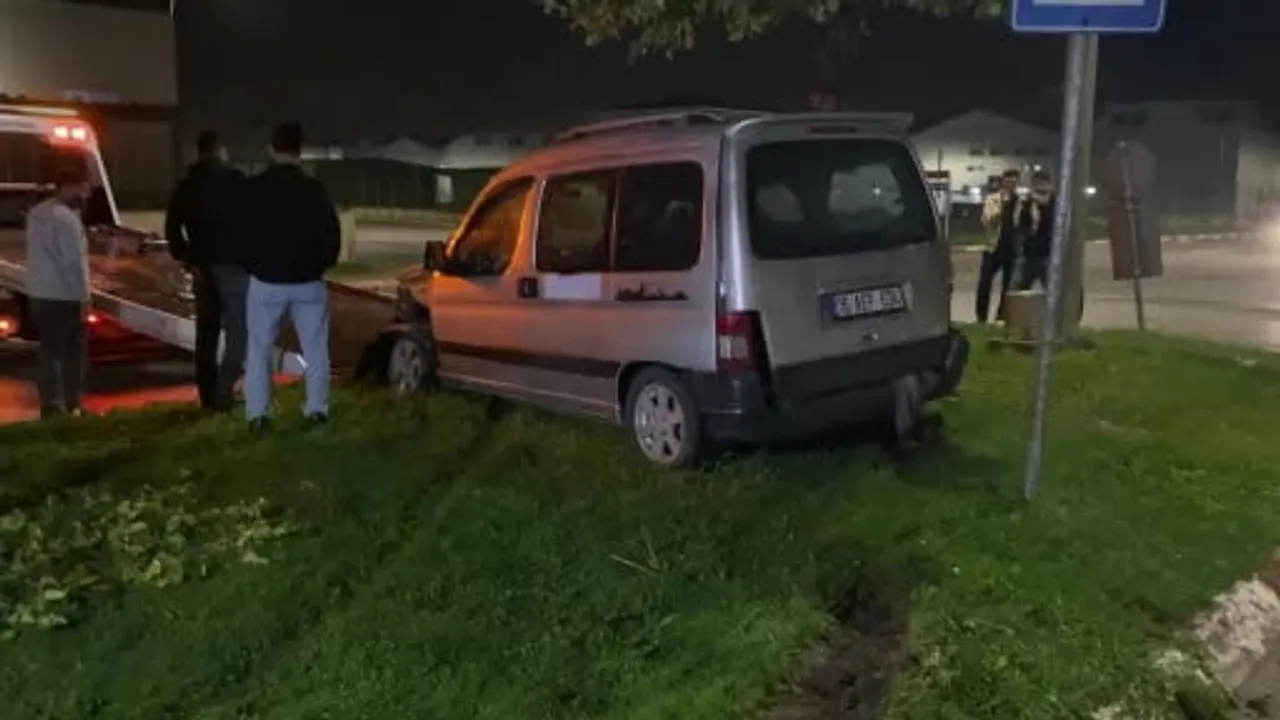 İnegöl'de yağışta kayganlaşan yolda savrulan araç refüjdeki ağaca çarptı