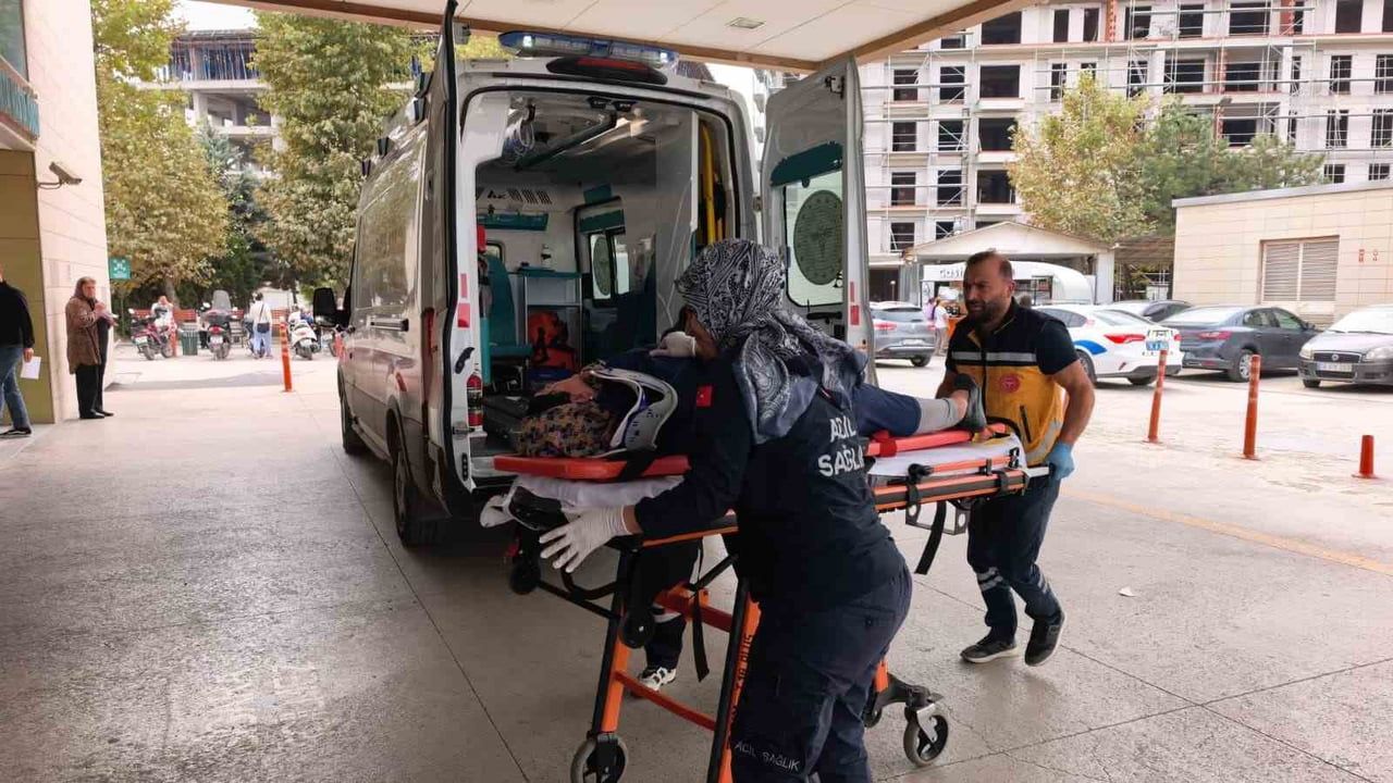 İnegöl'de yola çıkan kadına halk otobüsü çarptı, ağır yaralandı