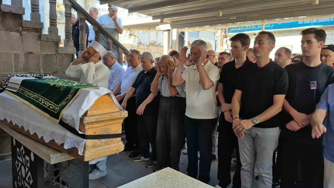 İnkumu sahilinde yüzerken kalp krizi geçiren kadın toprağa verildi
