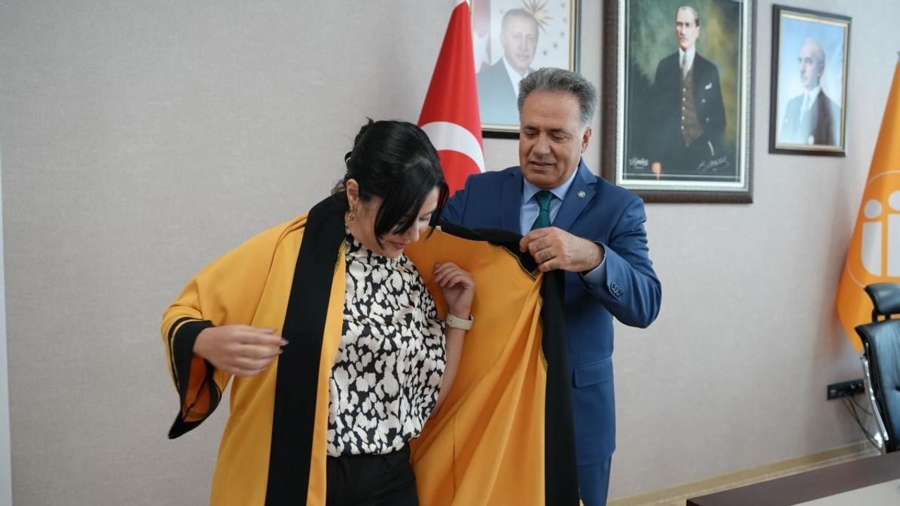 İnönü'de akademik unvan töreni: iki öğretim üyesine cübbe giydirildi