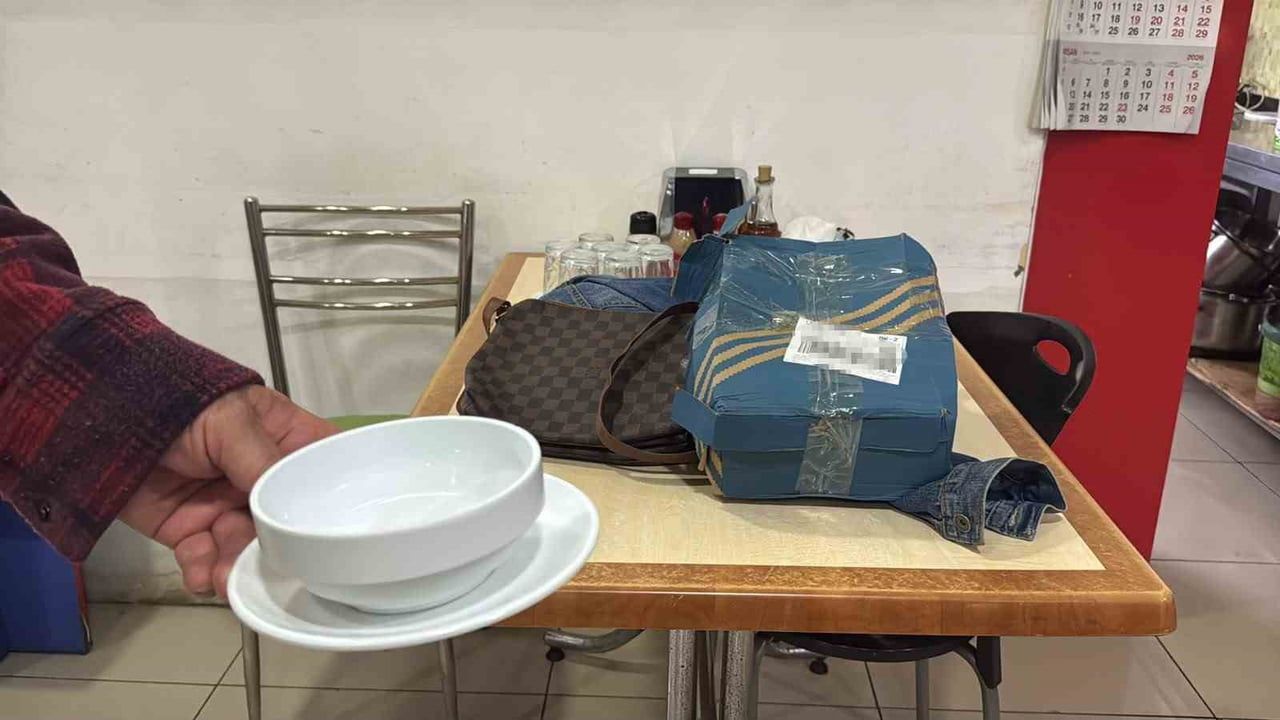 İnternetten tabak siparişi yerine kot pantolon ve çanta çıktı