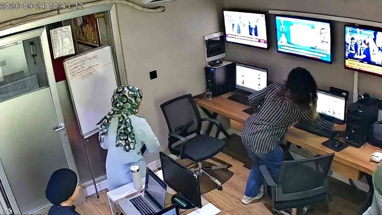 iş başındayken sarsıntı: yerel televizyon çalışanlarının panik anları kamerada