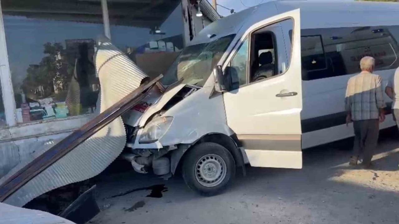İşçi servisi Karaköprü kırsalında kontrolden çıkarak dükkana daldı
