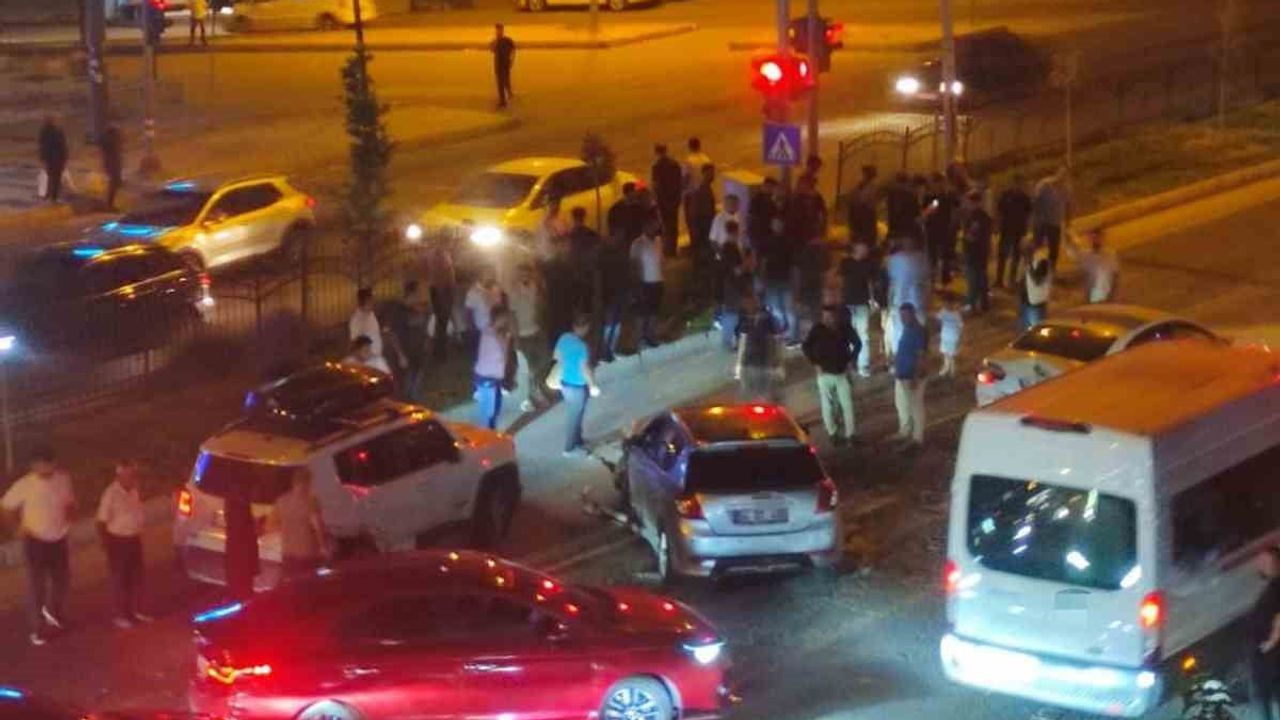 Işıklarda TPAO Bulvarı'nda çarpışma trafiği aksattı, dört kişi yaralandı