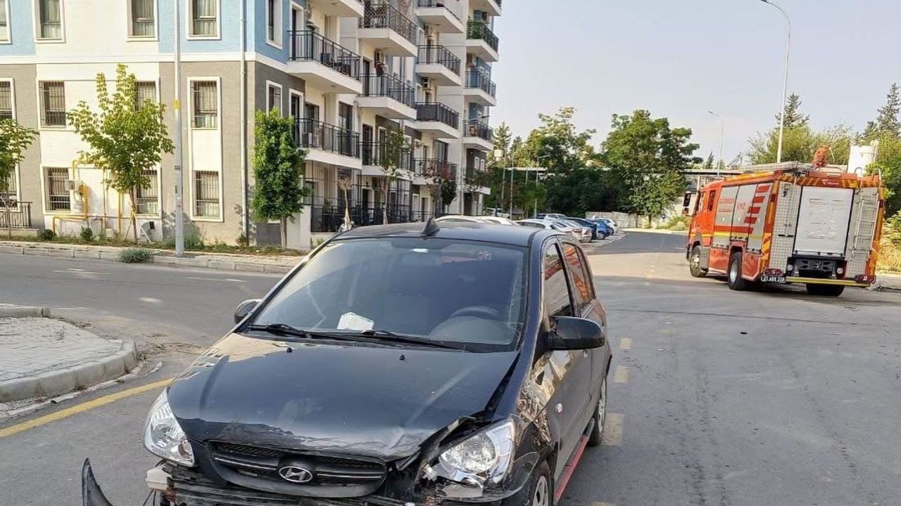 İskenderun'da kavşak çarpışması sonucu iki sürücü yaralandı