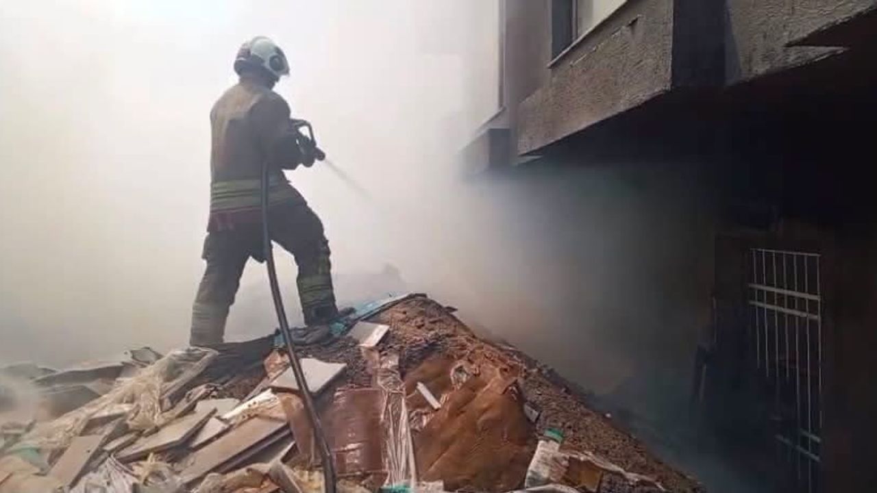 İskenderun inşaatında biriken çöpler alev aldı