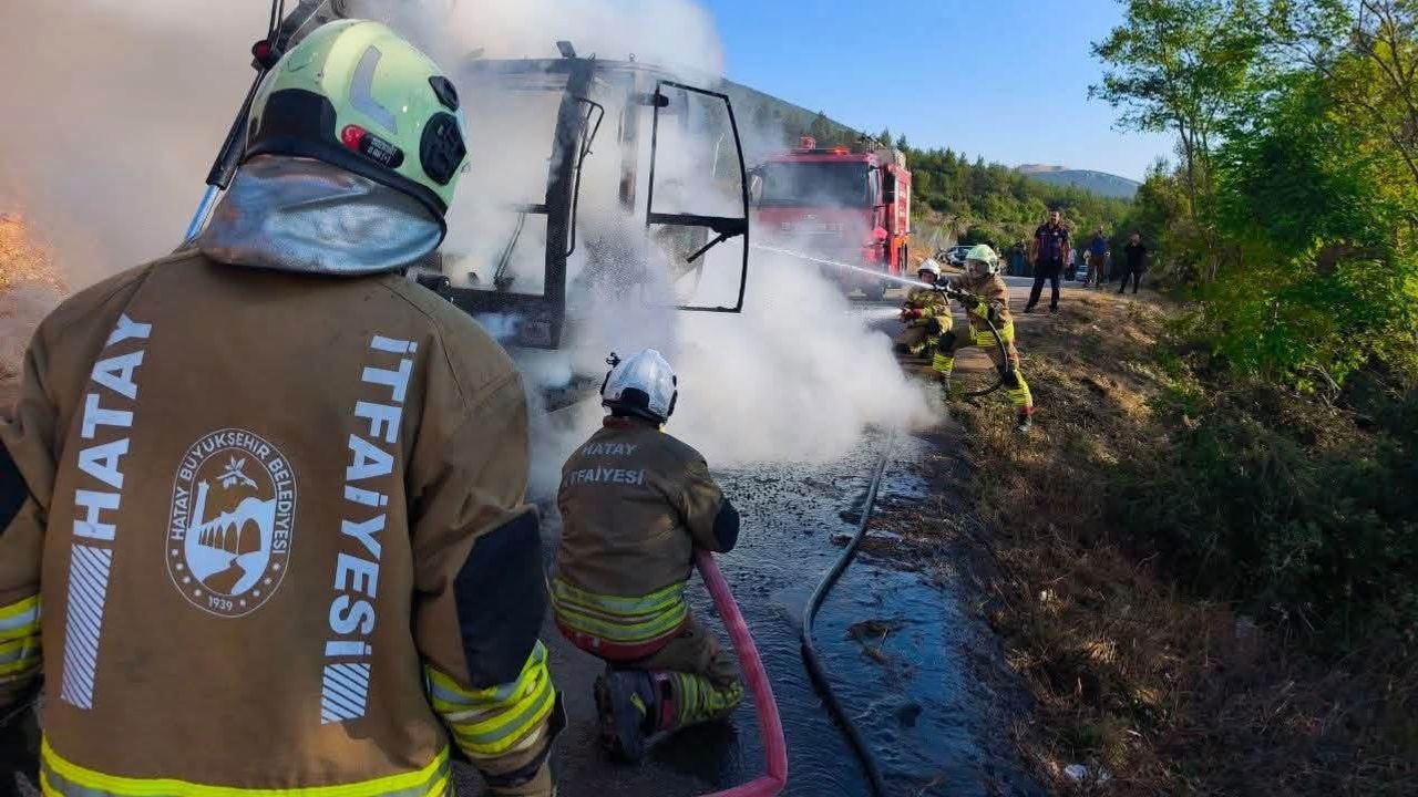 İskenderun Sakıt'ta yol ortasında alev alan iş makinesi hasar gördü