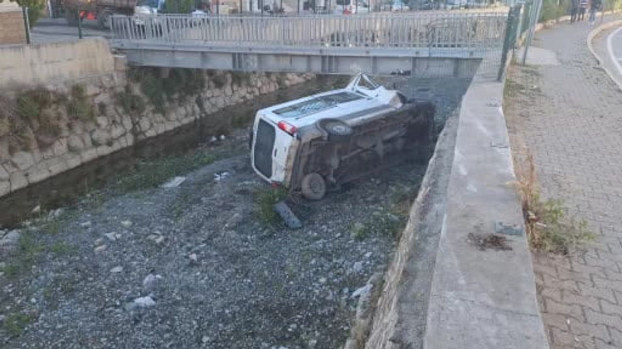 İskilip'te köprü kenarından çaya devrilen diyaliz nakil minibüsü altı kişiyi yaraladı