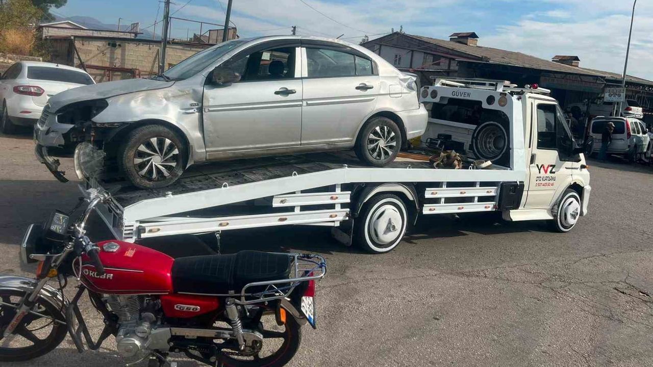 İslahiye çevre yolunda direksiyon hakimiyeti kaybolan otomobil kaldırıma çıkarak ters döndü
