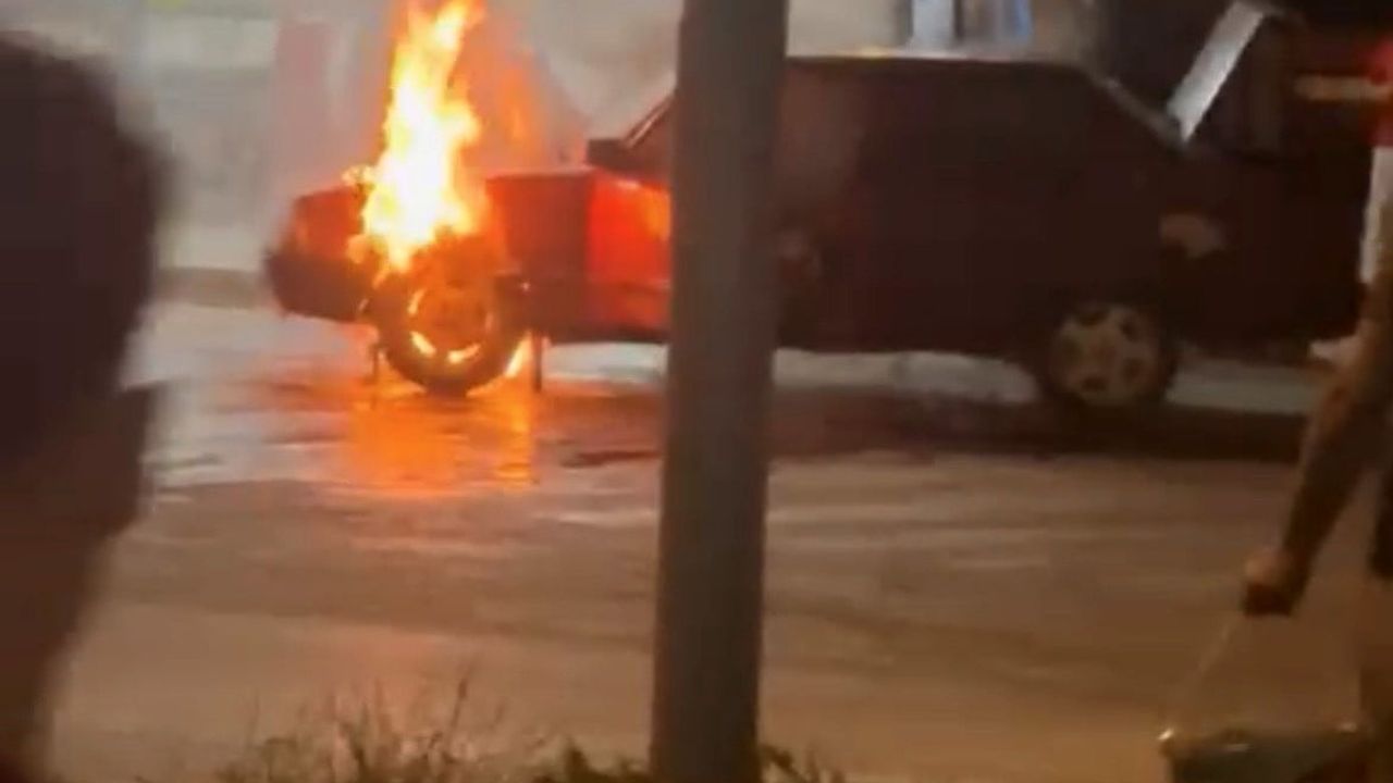 İslahiye'de park halindeki Tofaş alev aldı, esnaf yangına ilk müdahaleyi yaptı