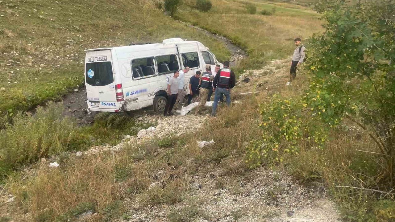 İspir'de minibüs şarampole yuvarlandı: jandarma sıkışanları kurtardı