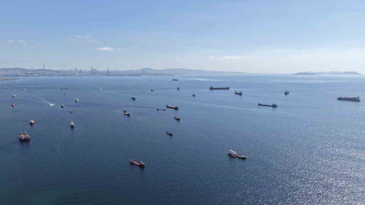 İstanbul açıkları gemi parkına döndü: Karadeniz ticaretinde tedirgin bekleyiş