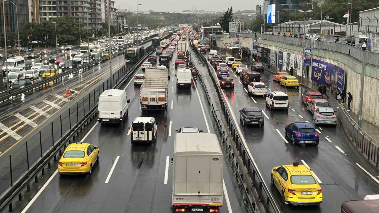 İstanbul'da akşam trafiği yağışla yüzde 85'e çıktı