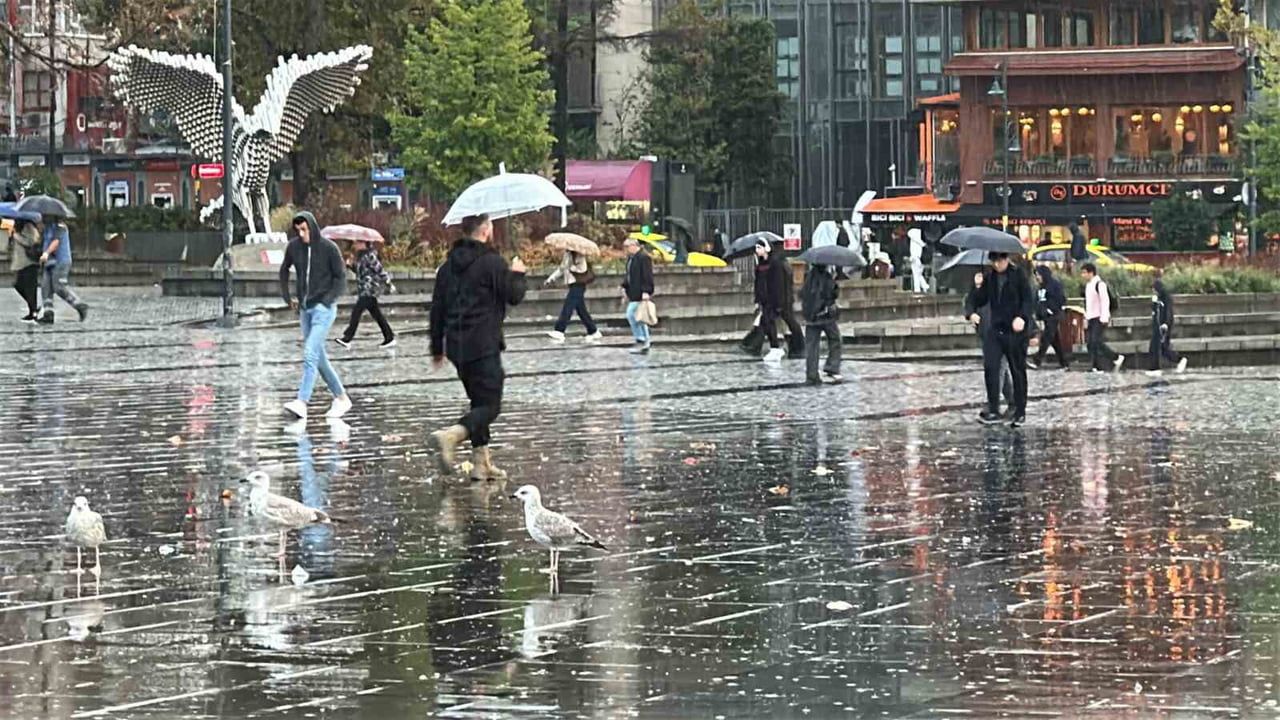 İstanbul'da akşamdan beri süren sağanak günlük hayatı etkiliyor