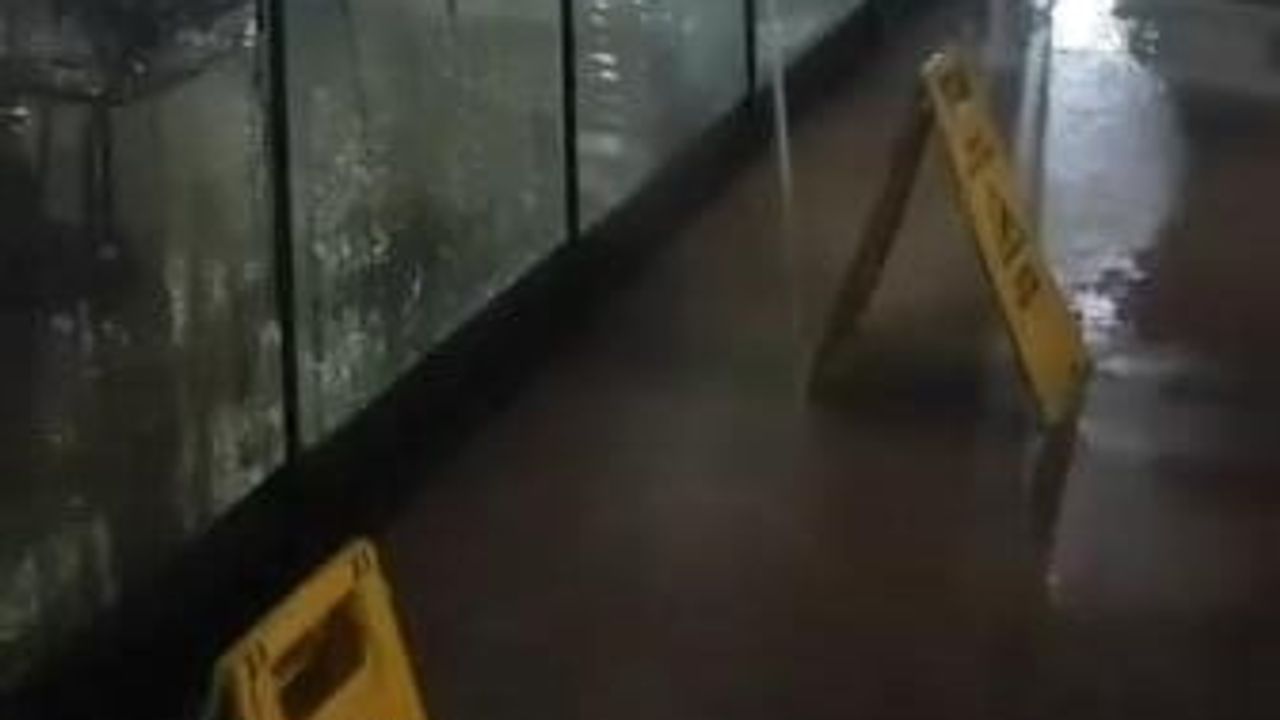 İstanbul'da Anadolu yakasında sağanak: Çengelköy ve Küçüksu yolları göle döndü, Beykoz'da kafe su aldı