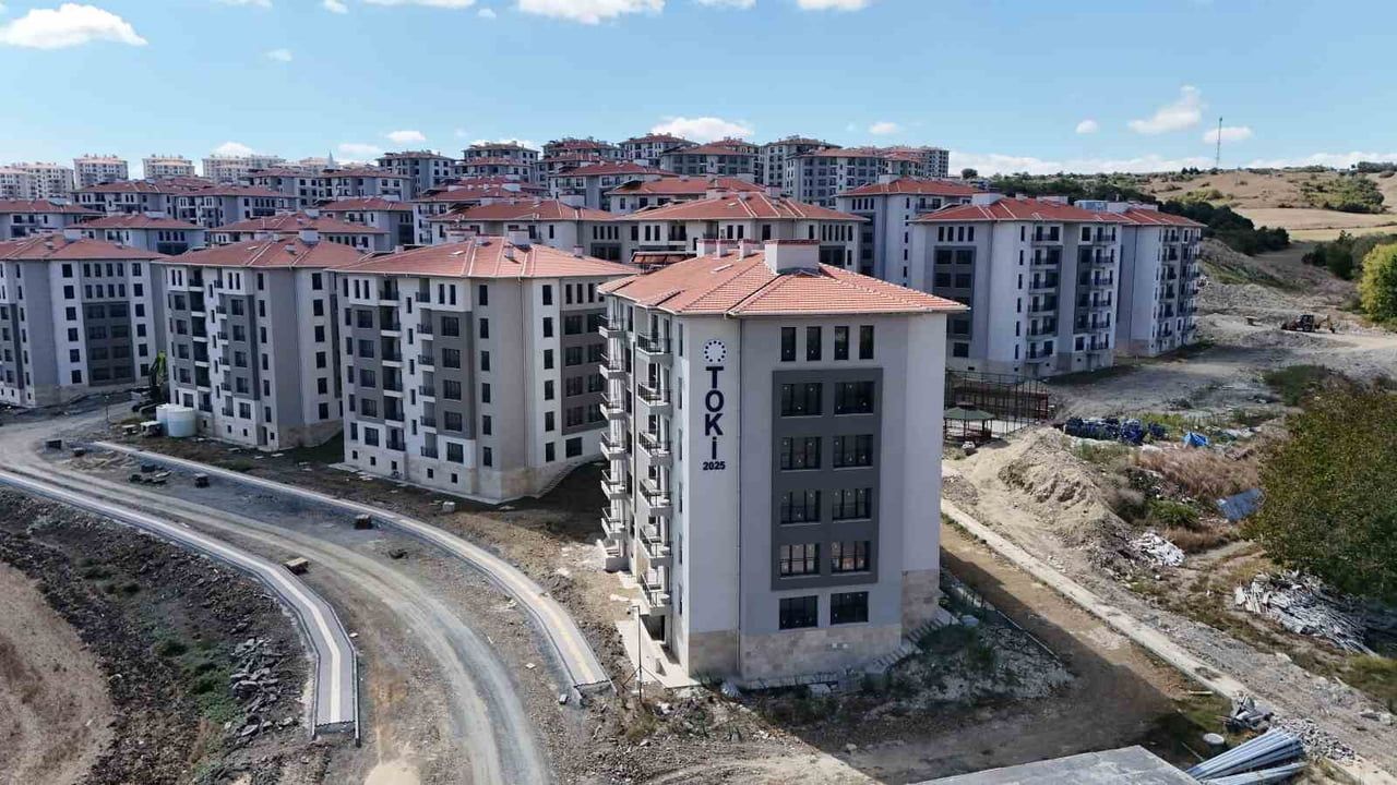 İstanbul'da kira yükünü hafifletme hedefi: TOKİ başvuruları başladı, Arnavutköy'de 90 daire havadan görüntülendi