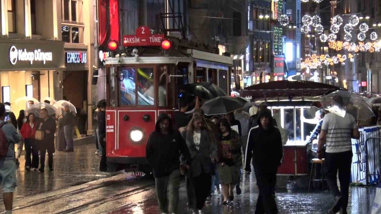 İstanbul'da sağanak sığınakları: tramvay ve metro durakları doldu
