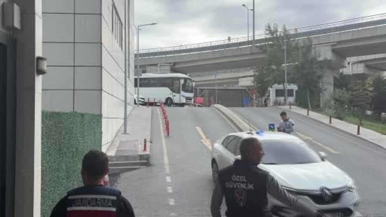 İstanbul'da soruşturma kamerası: gözaltındaki ünlüler sağlık kontrolüne girerken görüntülendi