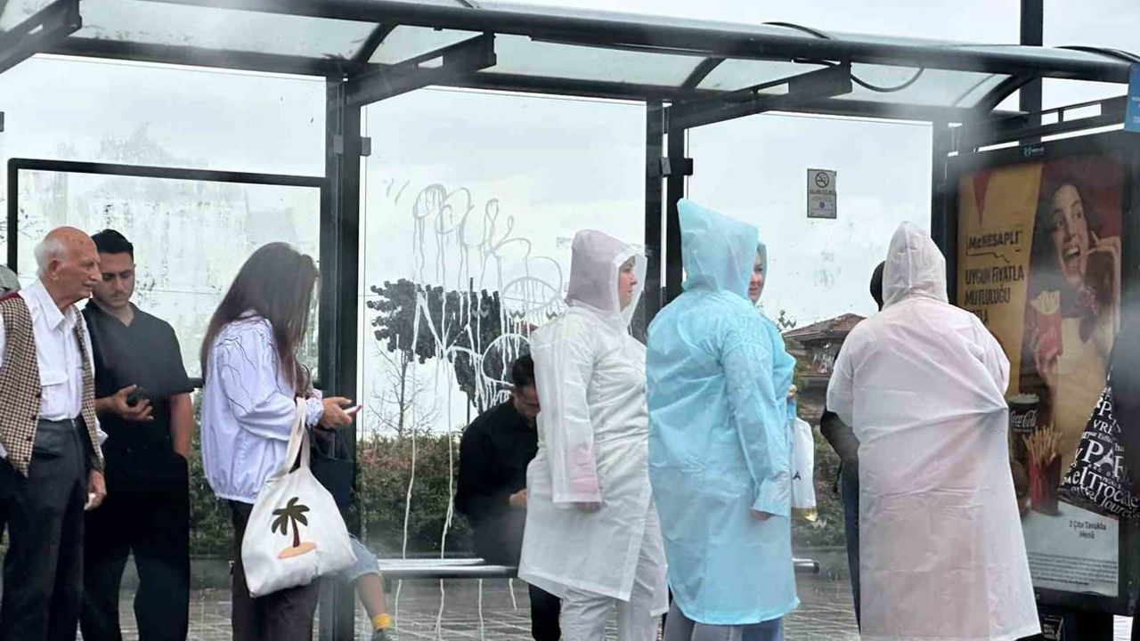 İstanbul’da yağmur başladı: duraklara sığınanlar ve sahilde yürüyenler