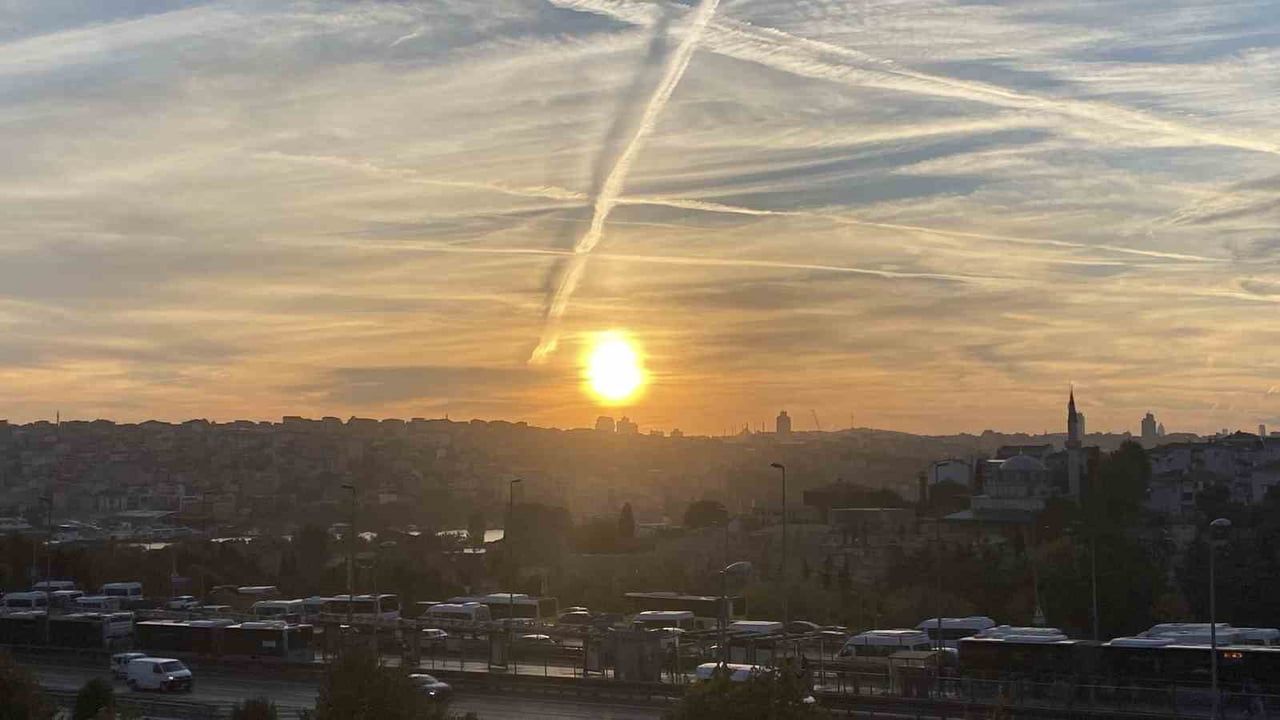 İstanbul sabahında gökyüzü kızıllaştı: gün doğumu kente görsel şölen sundu