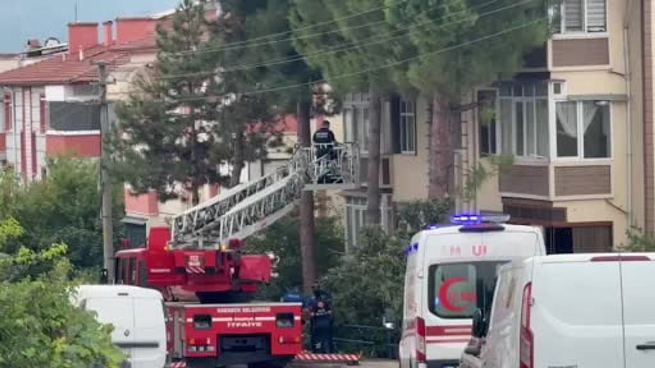 İtfaiyenin camdan müdahalesiyle mahsur kalan 90 yaşındaki kadın kurtarıldı