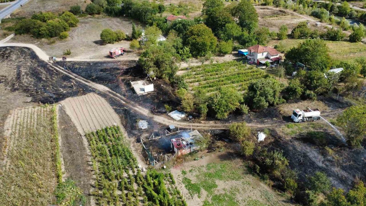 İtfaiyenin müdahalesiyle evler kurtuldu: Safranbolu'da ot yangını barakayı kül etti