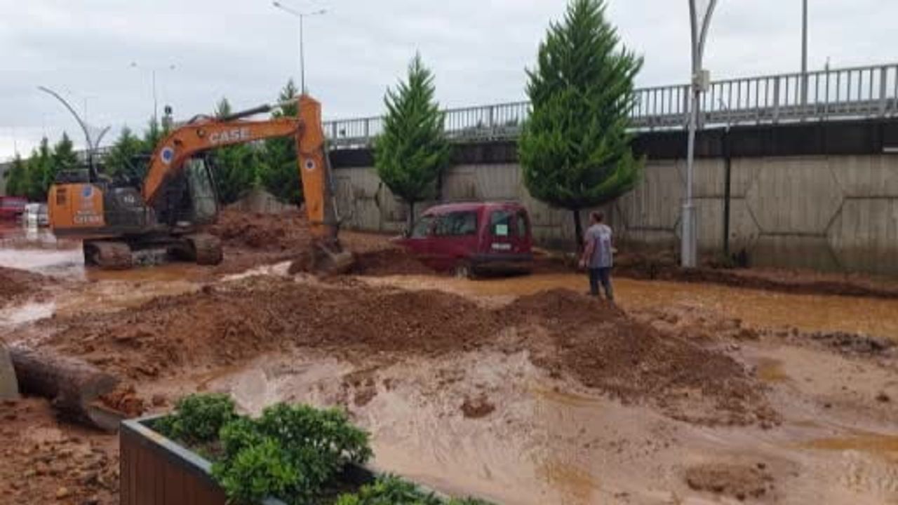 İyidere'de iki gün önce aldığı araç sel sularına teslim oldu