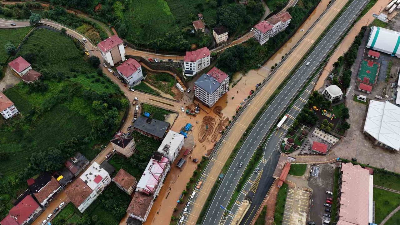 İyidere'de sel sonrası havadan görüntülenen su ve çamur tablosu