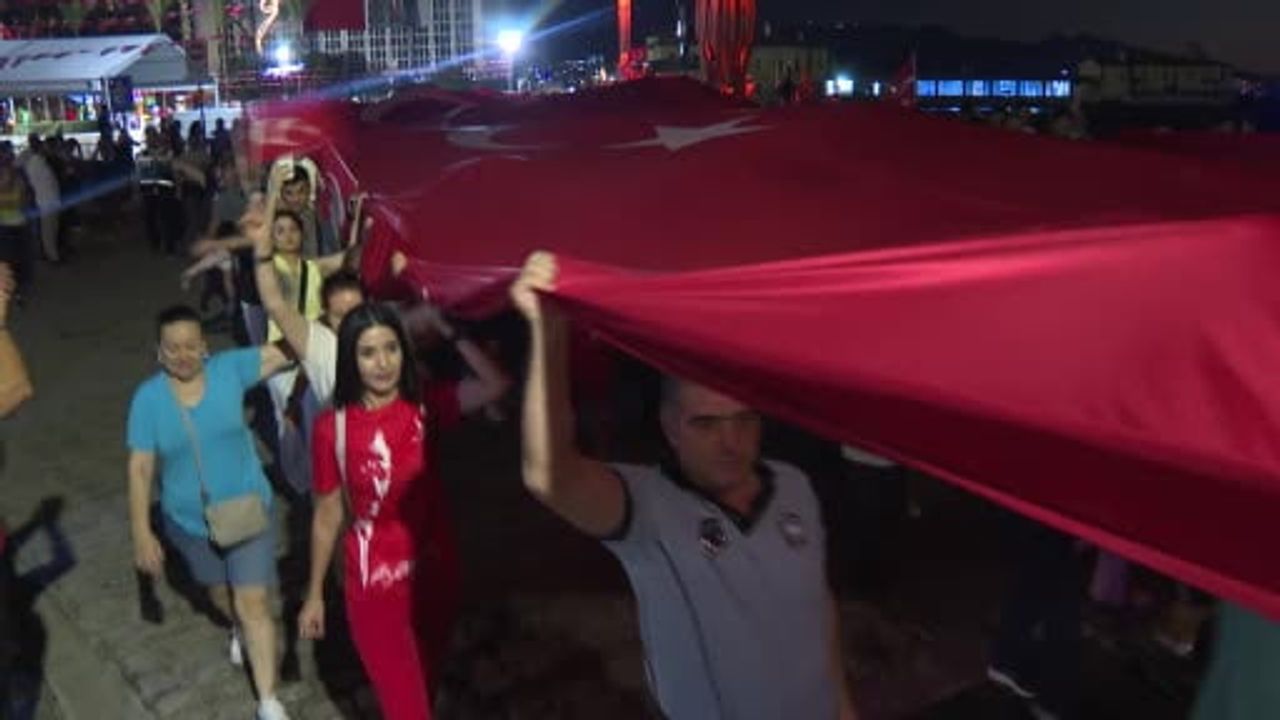 İzmir 9 Eylül'de meşalelerle birleşti, fener alayı coşkuyu doruğa çıkardı