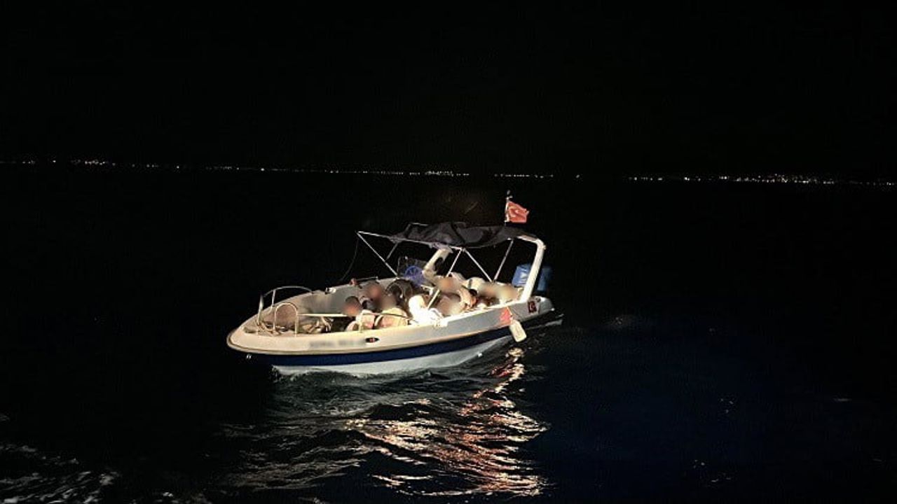 İzmir açıklarında iki ayrı operasyonda 56 düzensiz göçmen yakalandı
