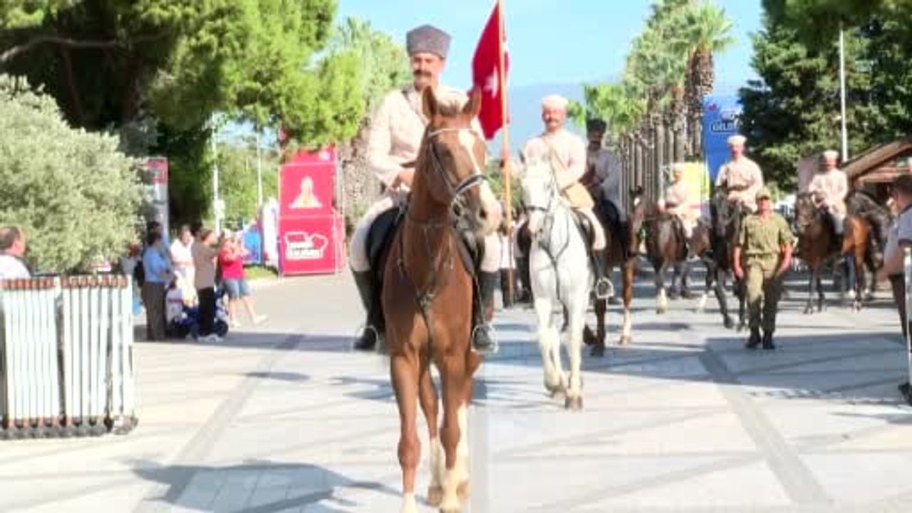 İzmir'de 104. yıl kutlamaları: törenler gökyüzünden süvarilere uzandı
