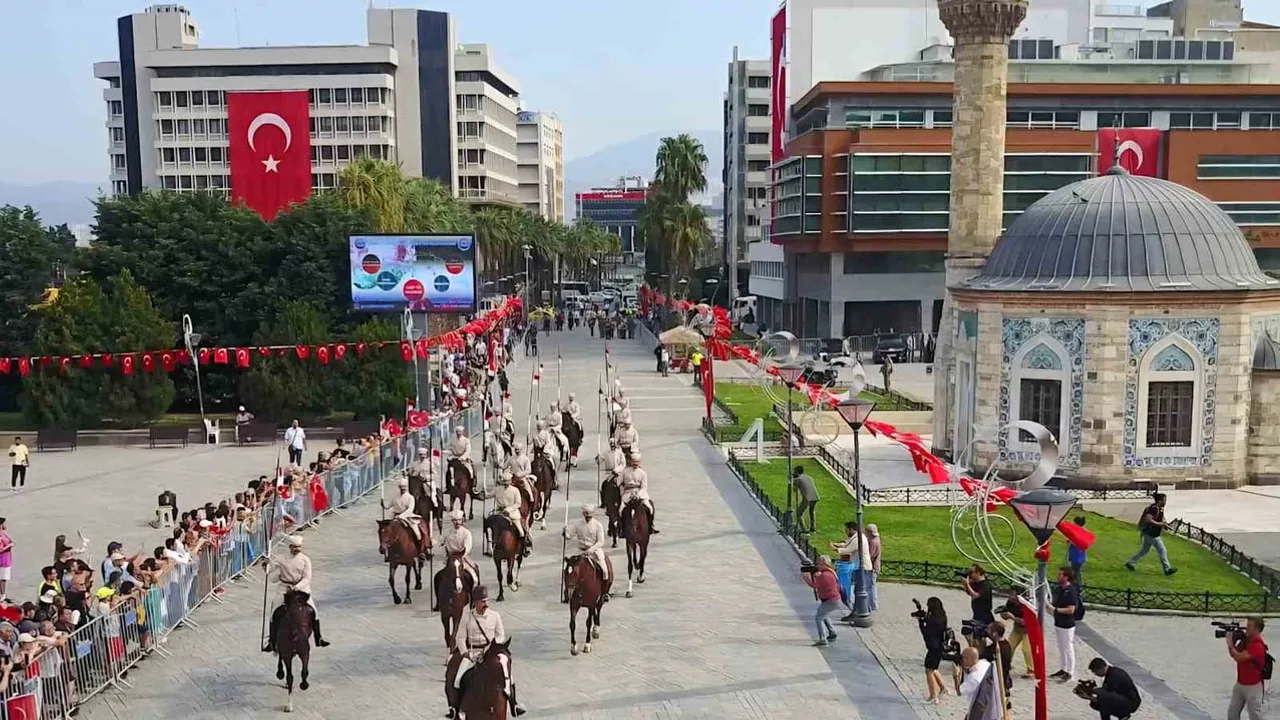 İzmir'de özgürlüğün 104. yılı meydanlarda ve göklerde kutlanacak