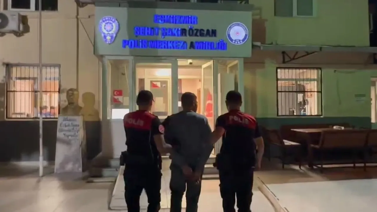 İzmir denetiminde ortaya çıkan 21 yıllık ceza kaydı, firariyi adliyeye götürdü