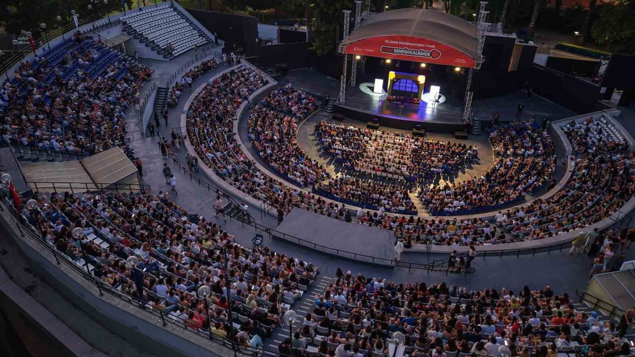 İzmir Enternasyonal Fuarı'nda akşamlar şarkı ve sahneyle renklendi