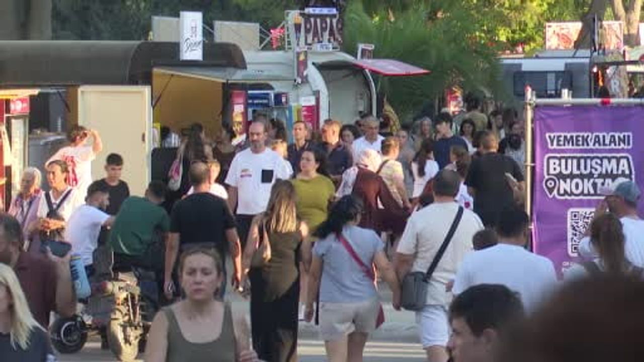 İzmir fuarında müzik ve tiyatro coşkusu: Levent Yüksel ve Salih Bademci sahne aldı