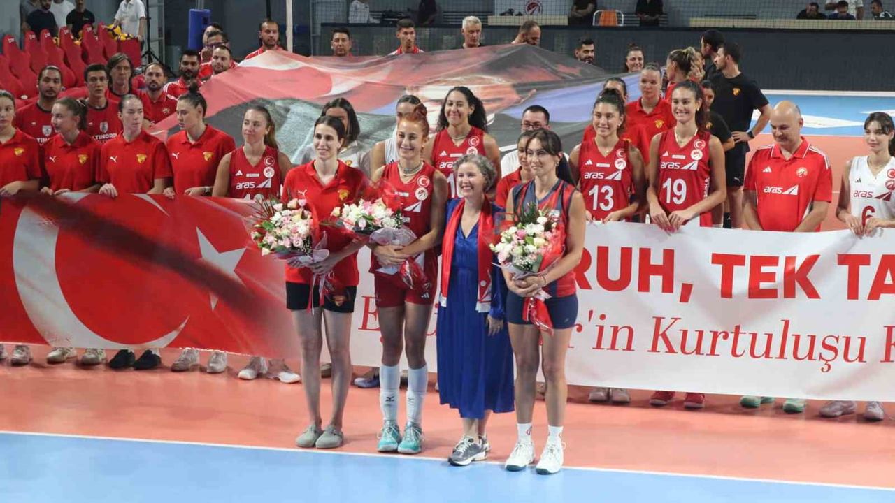İzmir’in kurtuluşu kadın voleyboluyla dayanışma mesajına dönüştü