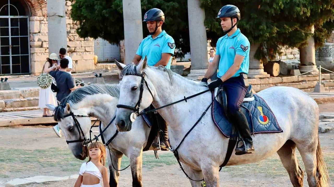 İzmir'in turistik kıyılarında atlı jandarma ilgi ve güvenlik sağlıyor