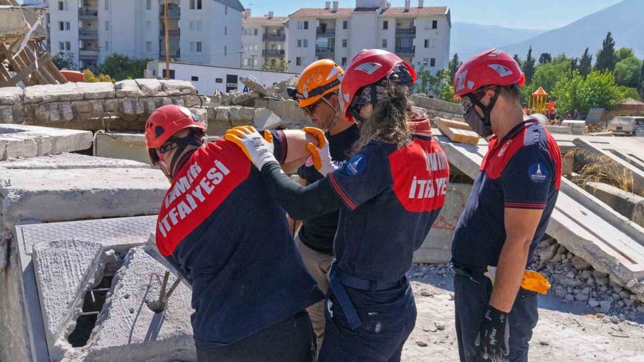 İzmir itfaiyesi akreditasyonla ağır arama kurtarma kapasitesini artırıyor