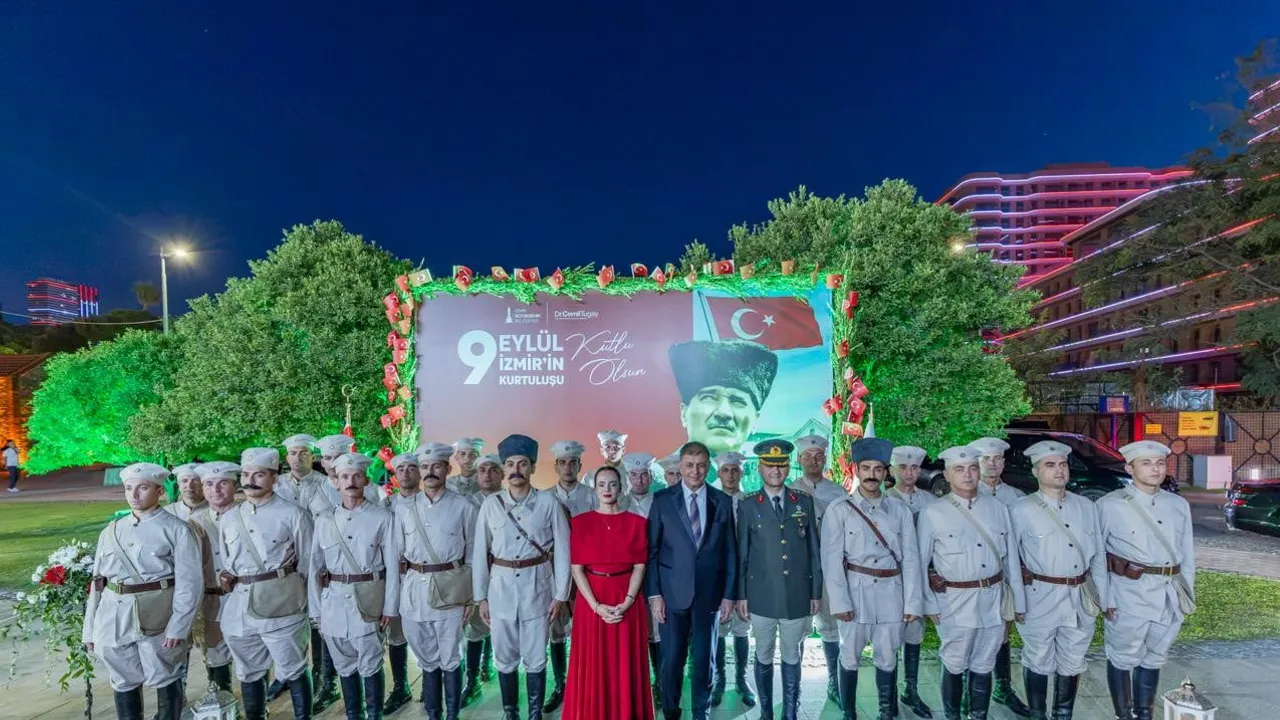 İzmir kurtuluşun 104'üncü yılını resepsiyon ve etkinliklerle karşıladı