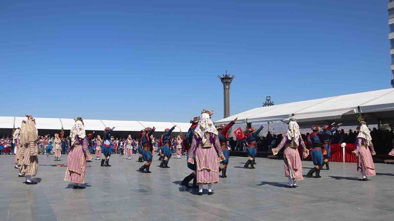 İzmir kurtuluşunun 104. yılında meydanlarda birlik ve saygı