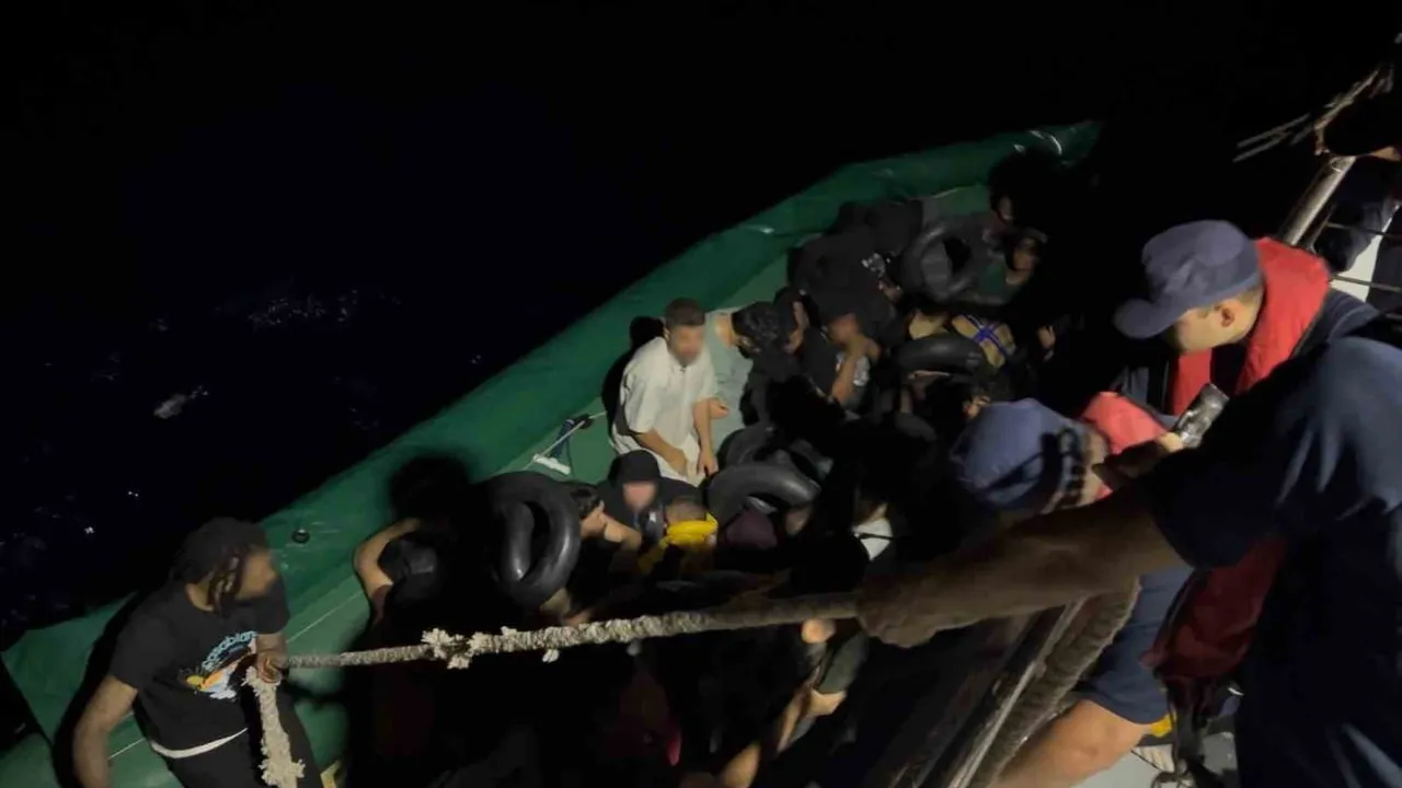 İzmir sahilinde 76 düzensiz göçmen: yakalama ve kurtarma operasyonu