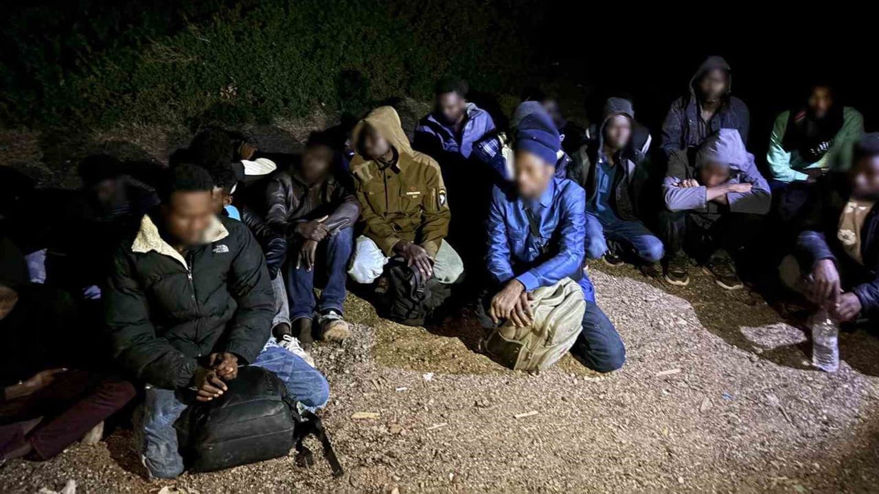 İzmir sahillerinde üç operasyonda 73 düzensiz göçmen yakalandı
