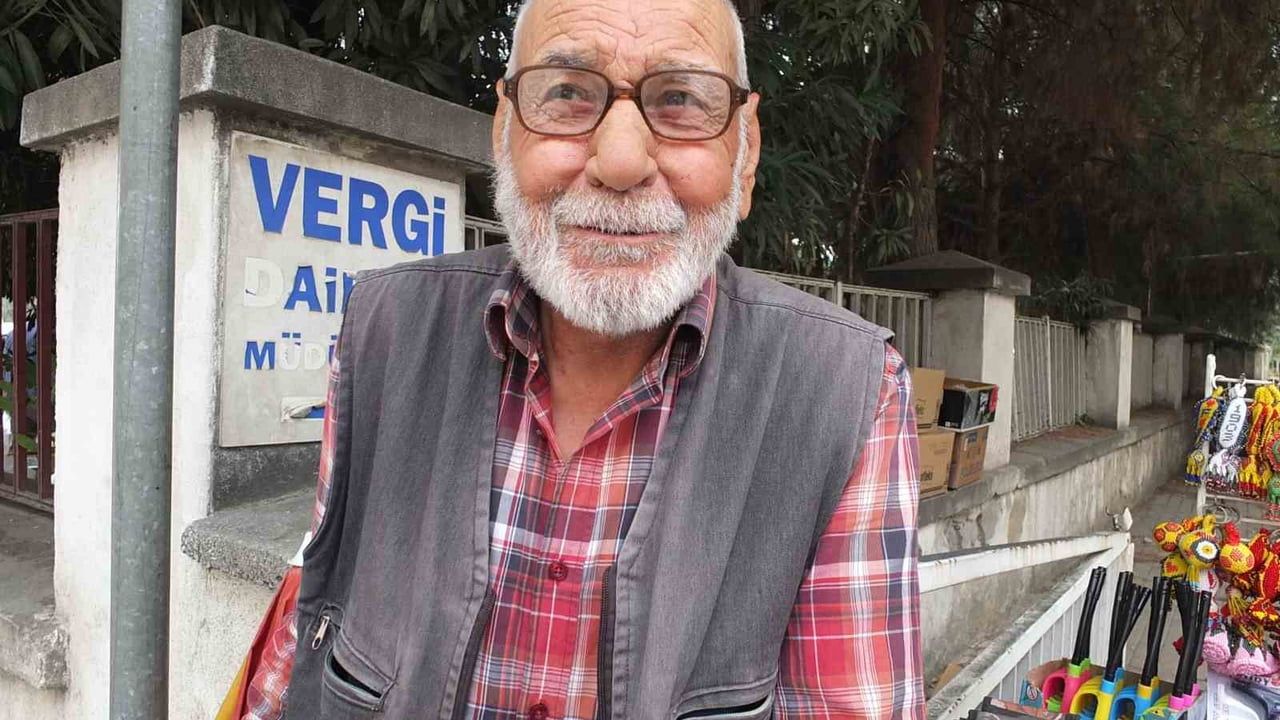 İzmirli seyyar satıcı 12 yıldır Burhaniye'nin havasında rahat nefes alıyor