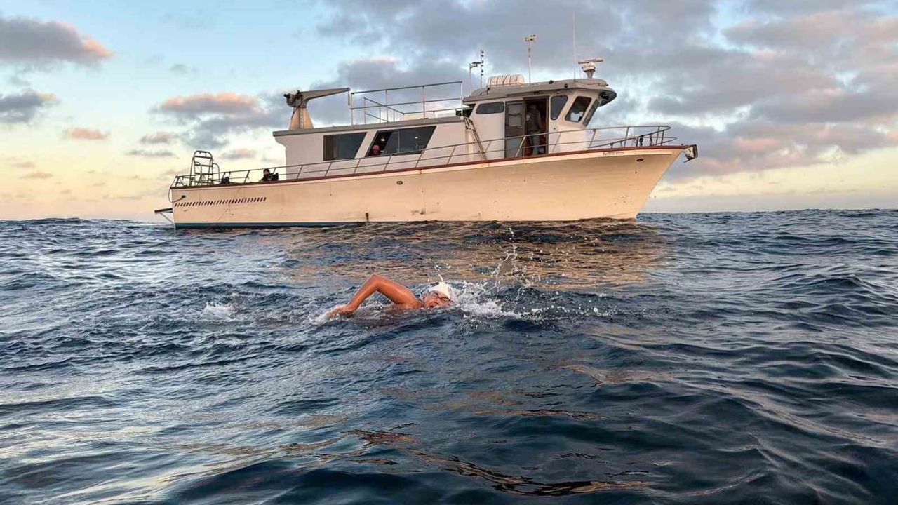 İzmirli yüzücü Tuna Tunca 35 kilometrelik Catalina Kanalı geçişini tamamladı