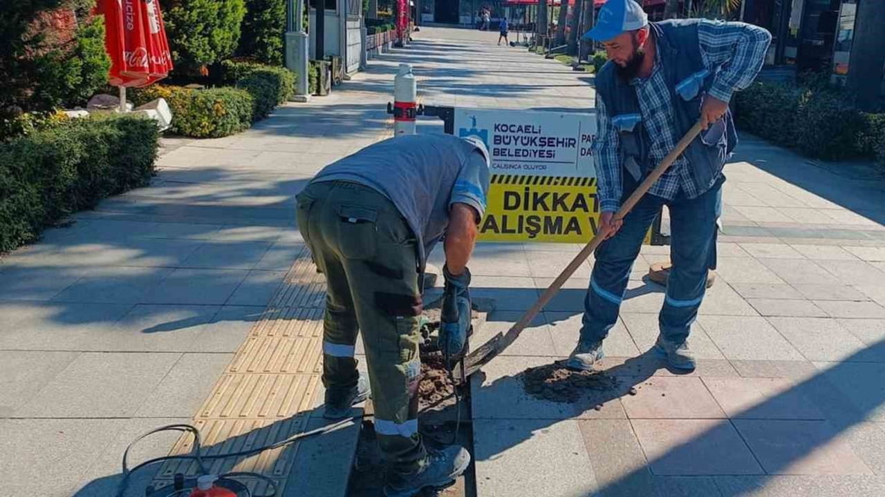 İzmit'te adımlar daha güvenli: cadde ve park kaldırımları yenileniyor