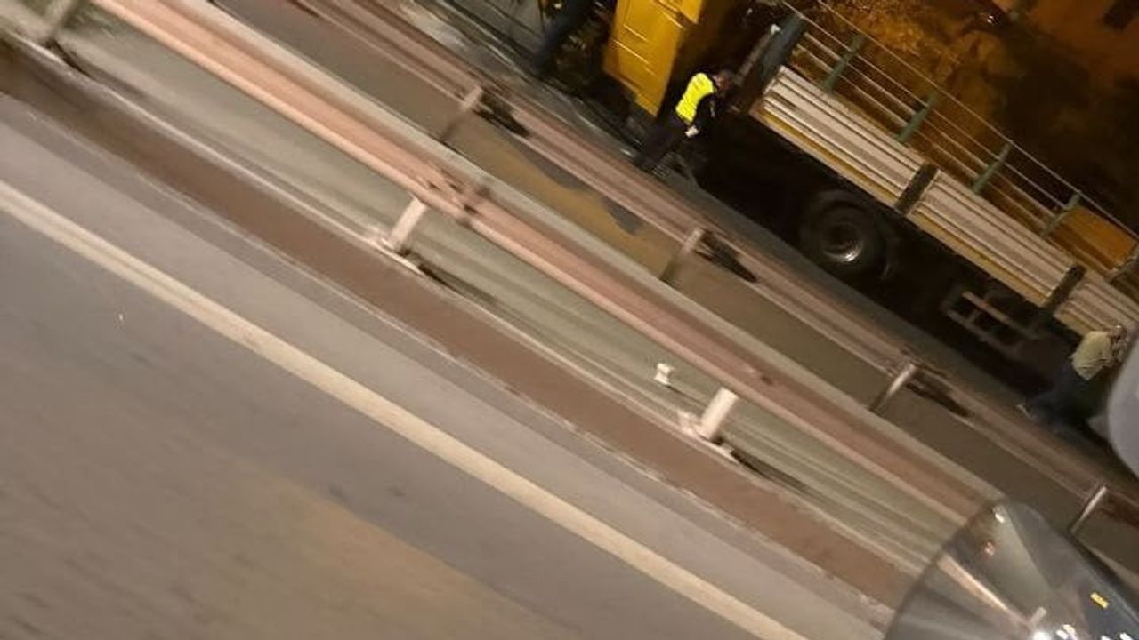 İzmit'te Seka Tüneli girişinde tır duvara çarptı, sürücü yaralandı