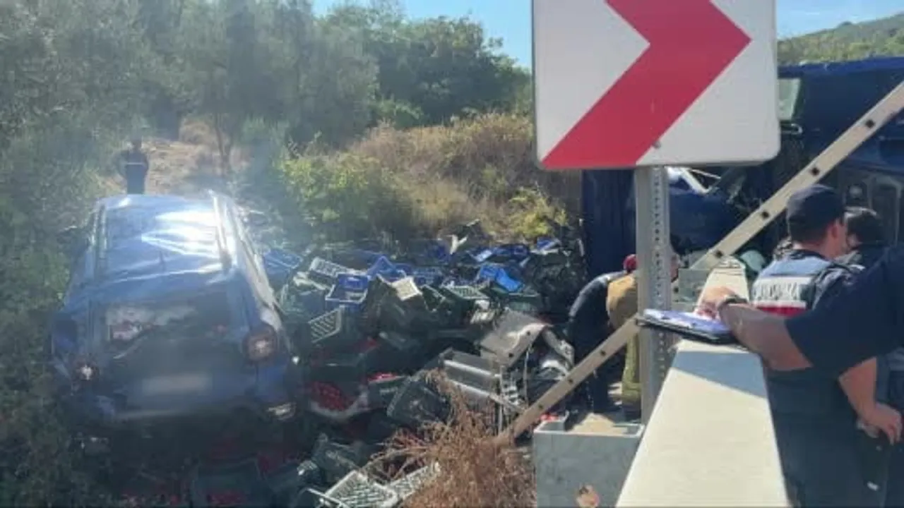 İznik'te virajı alamayan kamyon park halindeki araca çarptı: 1 ölü, 1 yaralı