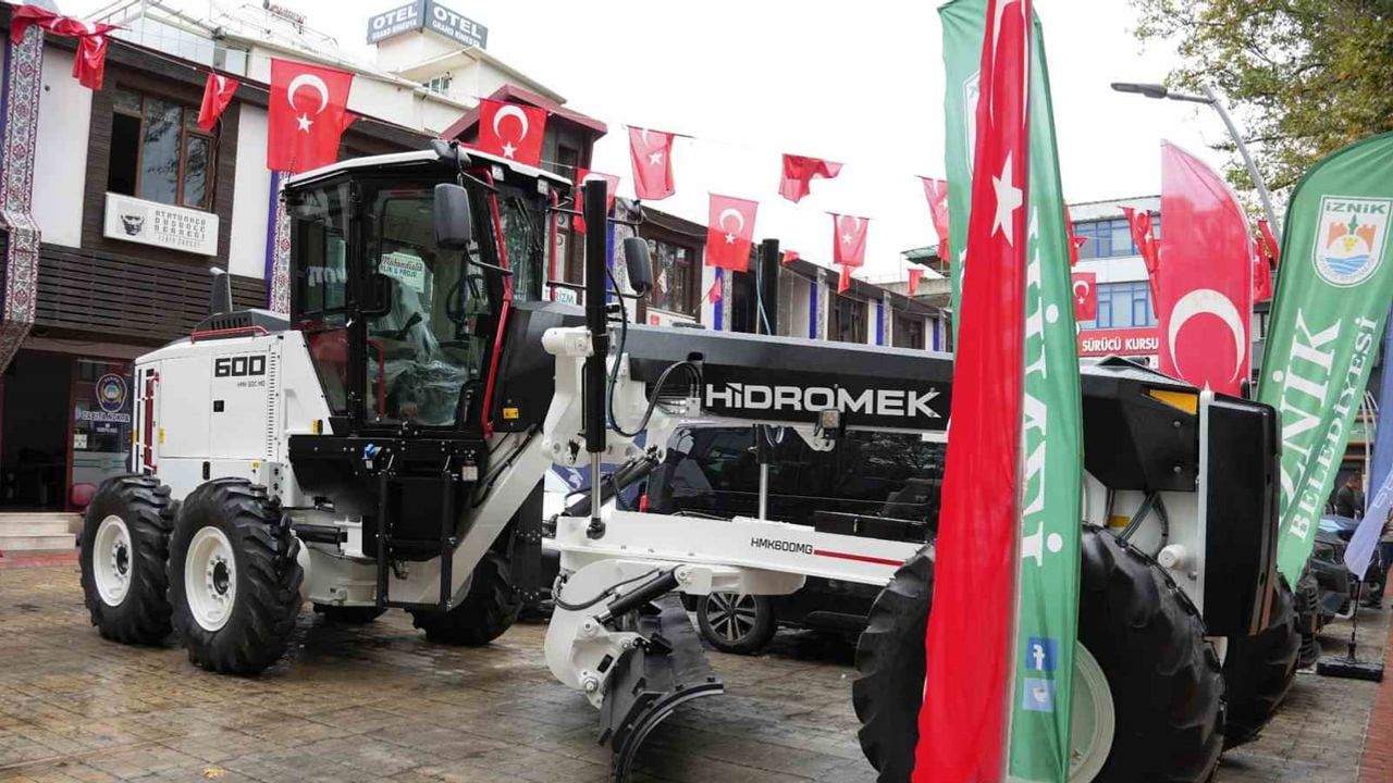 İznik yollarında yeni dönem: greyder belediye filosuna katıldı