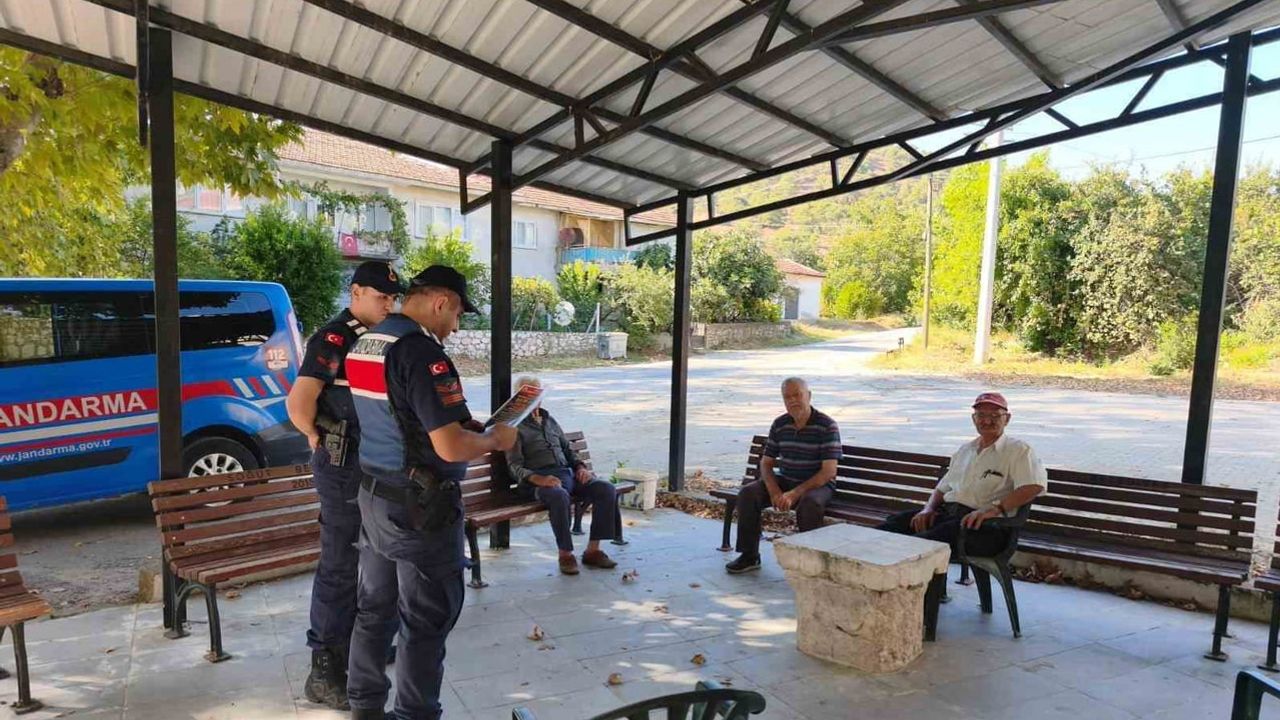 Jandarma köy kahvesinde dolandırıcılık uyarısı yaptı