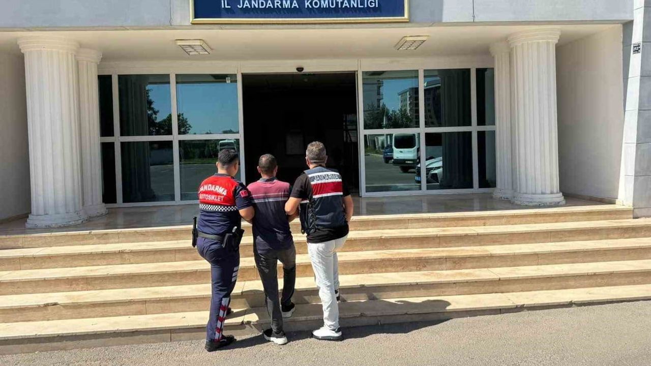 Jandarmanın takibi sonuca ulaştı: Karaköprü'de 7 yıl 6 ay hapis cezası bulunan hükümlü yakalandı